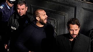 O Άντριου Τέιτ αποχωρεί οργισμένος από το δικαστήριο, στην προηγούμενη δίκη που επίσης αποφάσισε την παράταση της κράτησής του (1/2/2023)