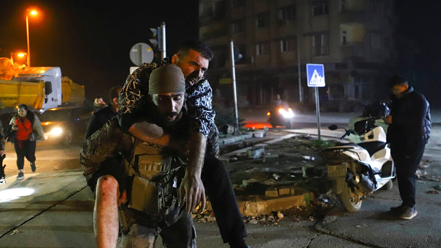 In Hatay trägt ein Soldat einen verletzten Mann
