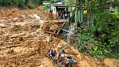 Un glissement de terrain mortel déclenché par de fortes pluies a détruit la zone près de la plage de Juquehy dans la ville côtière de Sao Sebastiao, au Brésil