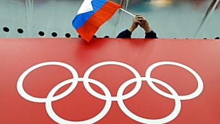 Uma bandeira russa nuns JO onde o país não pode participar