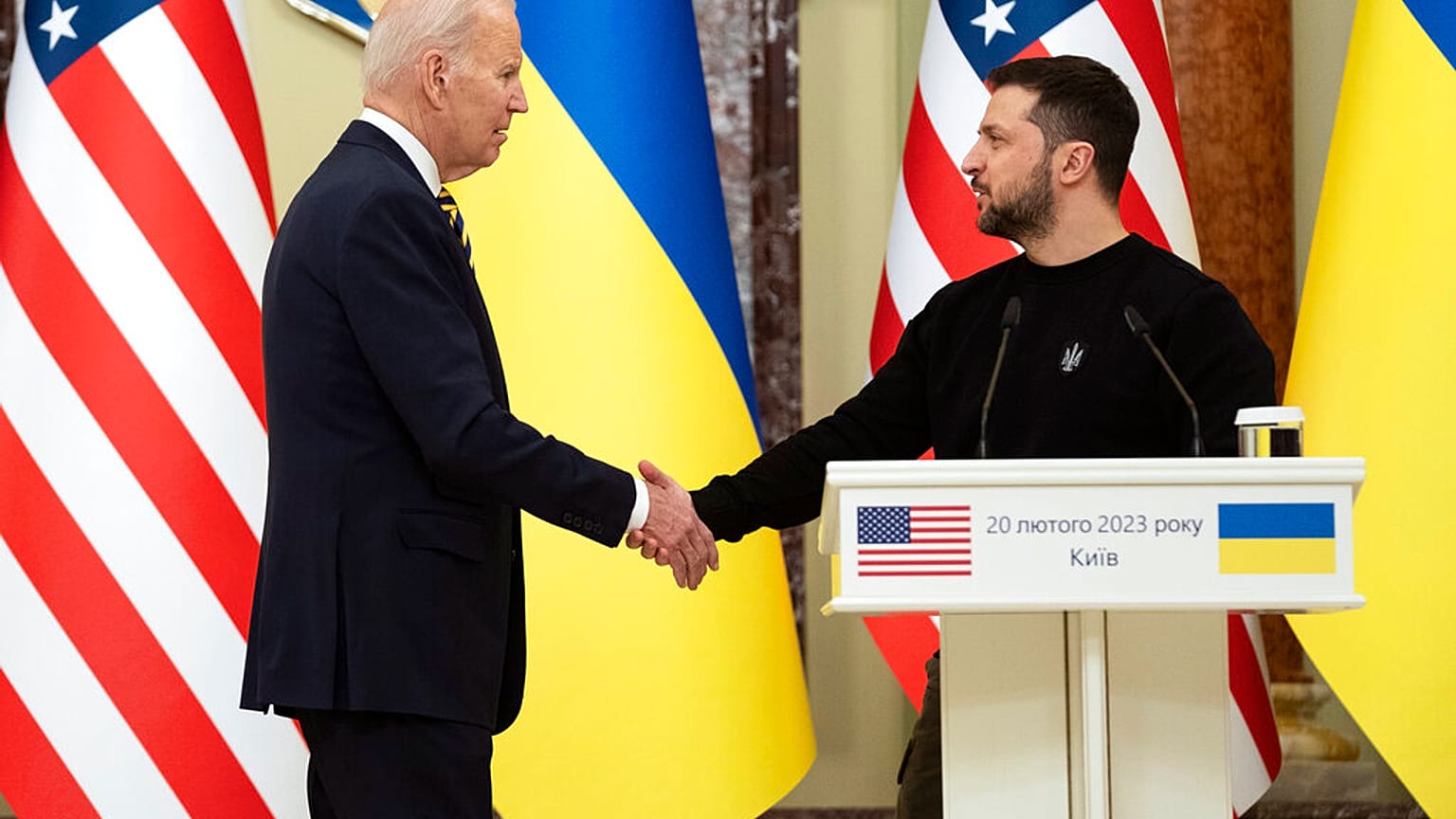 Biden stringe la mano a Zelensky a Kiev