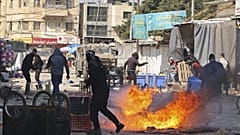 اشتباكات بين فلسطينيين وقوات إسرائيلية وسط غارة على مدينة نابلس بالضفة الغربية، في 22 فبراير 2023.