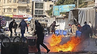 اشتباكات بين فلسطينيين وقوات إسرائيلية وسط غارة على مدينة نابلس بالضفة الغربية، في 22 فبراير 2023.