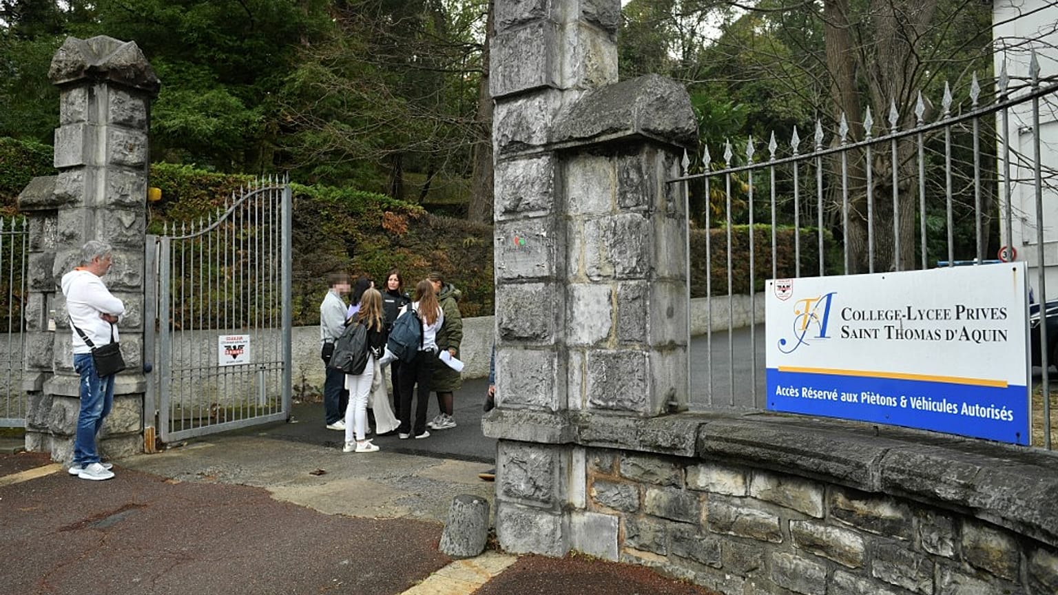 L'esterno del liceo dove è avvenuta la tragedia. 