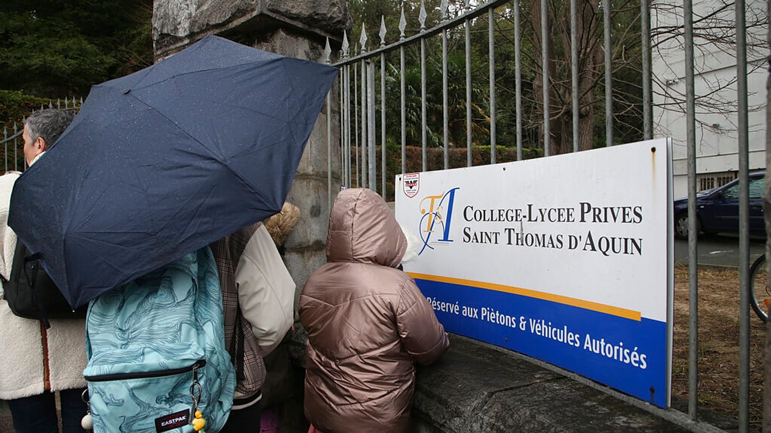 Az iskola kapujában gyülekeznek a diákok