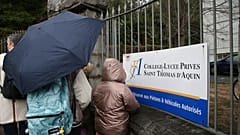 Az iskola kapujában gyülekeznek a diákok