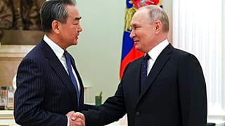 Un momento dell'incontro tra il presidente russo Putin e Wang Yi