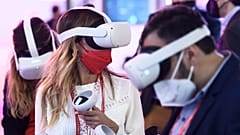 Los asistentes prueban una experiencia en el metaverso