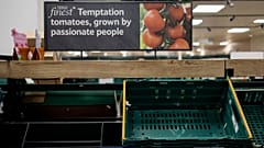 Prateleiras de tomate vazias num supermercado em Londres.