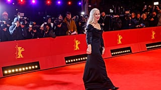 الممثلة هيلين ميرين أمام المصورين في العرض الأول لفيلم "غولدا" خلال مهرجان الفيلم الدولي "برلينالة" في برلين، ألمانيا، 20 فبراير 2023
