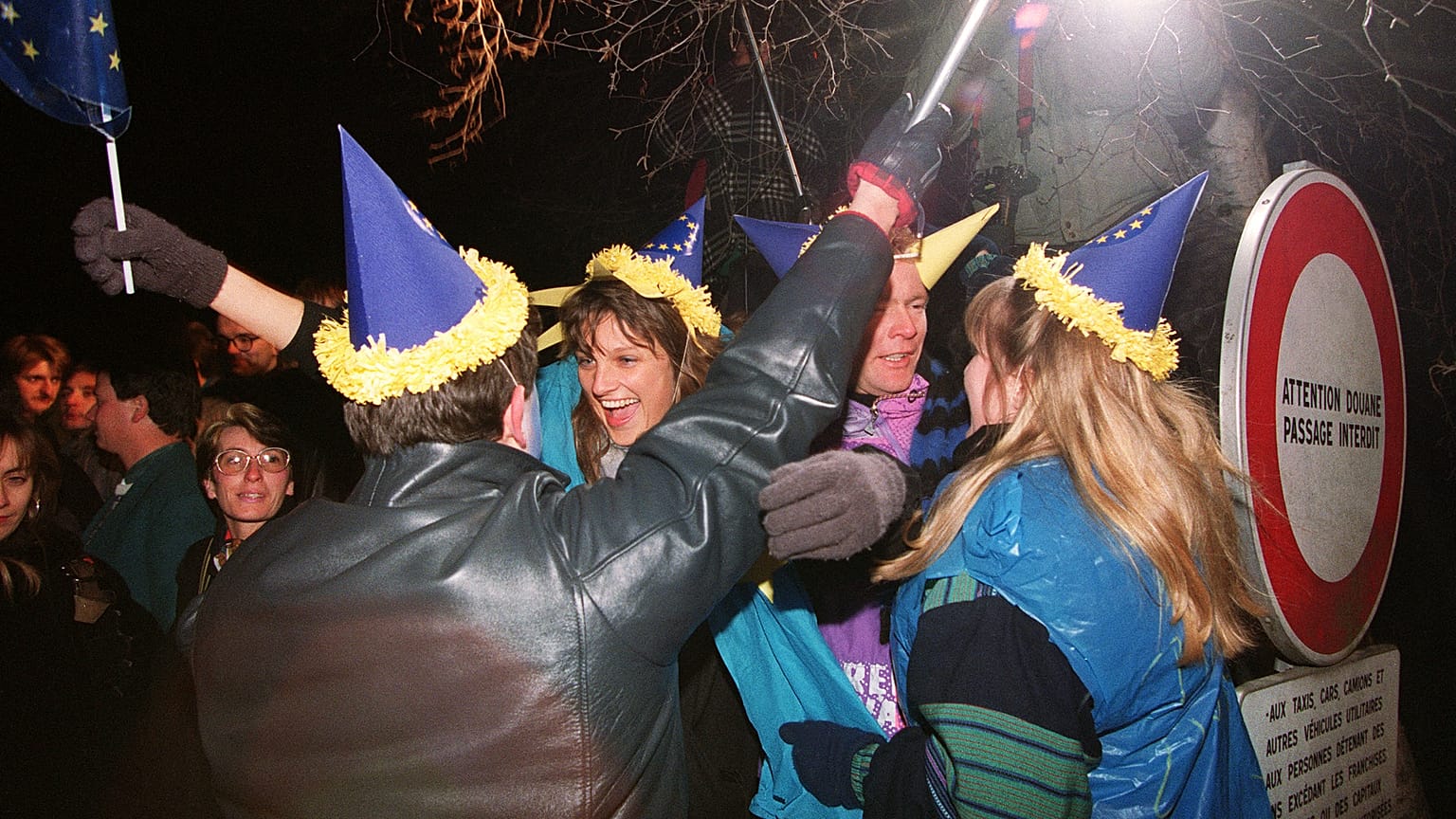 Archives : habitants de Scheibenhard, village divisé depuis 1815 par la frontière franco-allemande, célèbrent la réunification de leur village le 1 janvier 1993
