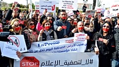  صحفيون يحتجون على الخطر الذي يهدد الصحافة وعودة الديكتاتورية والرأي الواحد، خاصة بعد توقيف مدير عام راديو موزاييك نور الدين بوطار، 16 فبراير 2023، تونس.