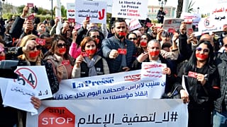  صحفيون يحتجون على الخطر الذي يهدد الصحافة وعودة الديكتاتورية والرأي الواحد، خاصة بعد توقيف مدير عام راديو موزاييك نور الدين بوطار، 16 فبراير 2023، تونس.