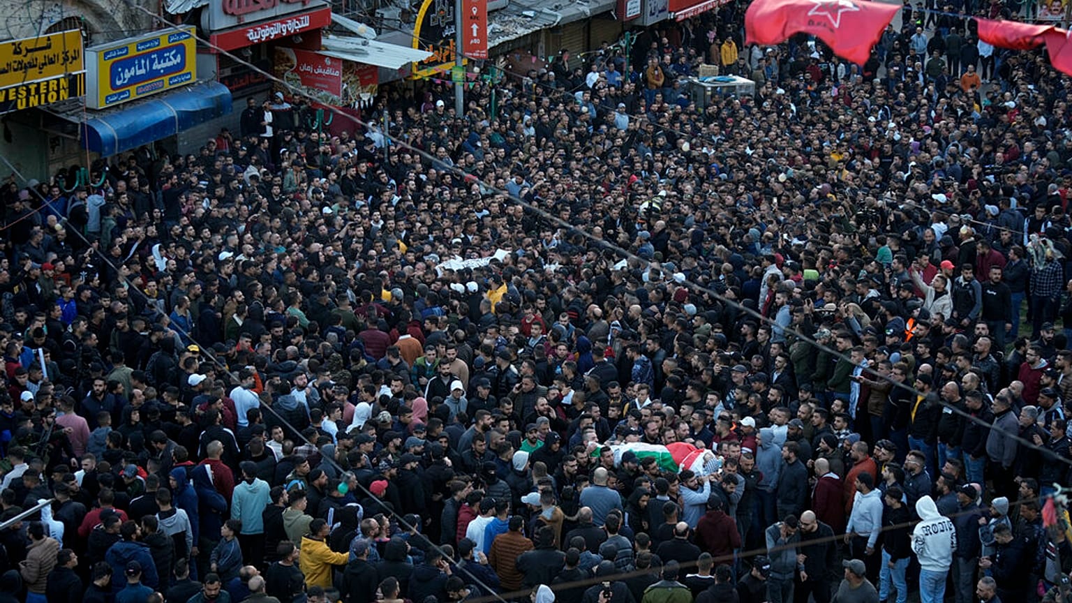 فلسطينيون يحملون نعوش 10 أشخاص قتلوا برصاص القوات الإسرائيلية في مدينة نابلس بالضفة الغربية، 22 فبراير ، 2023.