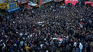 فلسطينيون يحملون نعوش 10 أشخاص قتلوا برصاص القوات الإسرائيلية في مدينة نابلس بالضفة الغربية، 22 فبراير ، 2023.