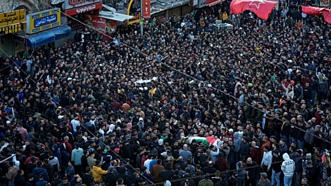 فلسطينيون يحملون نعوش 10 أشخاص قتلوا برصاص القوات الإسرائيلية في مدينة نابلس بالضفة الغربية، 22 فبراير ، 2023.