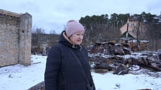 Ucraini tra le macerie a nord-ovest di Kiev