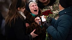 Nina Nikiforovа muss ihren Sohn Wolodymyr begraben. Er war bei Kämpfen in der Ostukraine ums Leben gekommen. Kiew, 11. Februar 2023