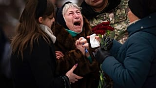 Nina Nikiforovа muss ihren Sohn Wolodymyr begraben. Er war bei Kämpfen in der Ostukraine ums Leben gekommen. Kiew, 11. Februar 2023