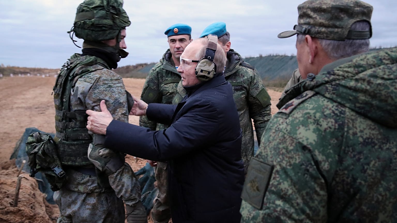 Le président russe Vladimir Poutine dans un centre d'entraînement militaire