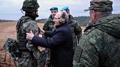 Le président russe Vladimir Poutine dans un centre d'entraînement militaire