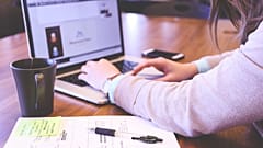 موظف يعمل على جهاز الكومبيوتر الخاص به 