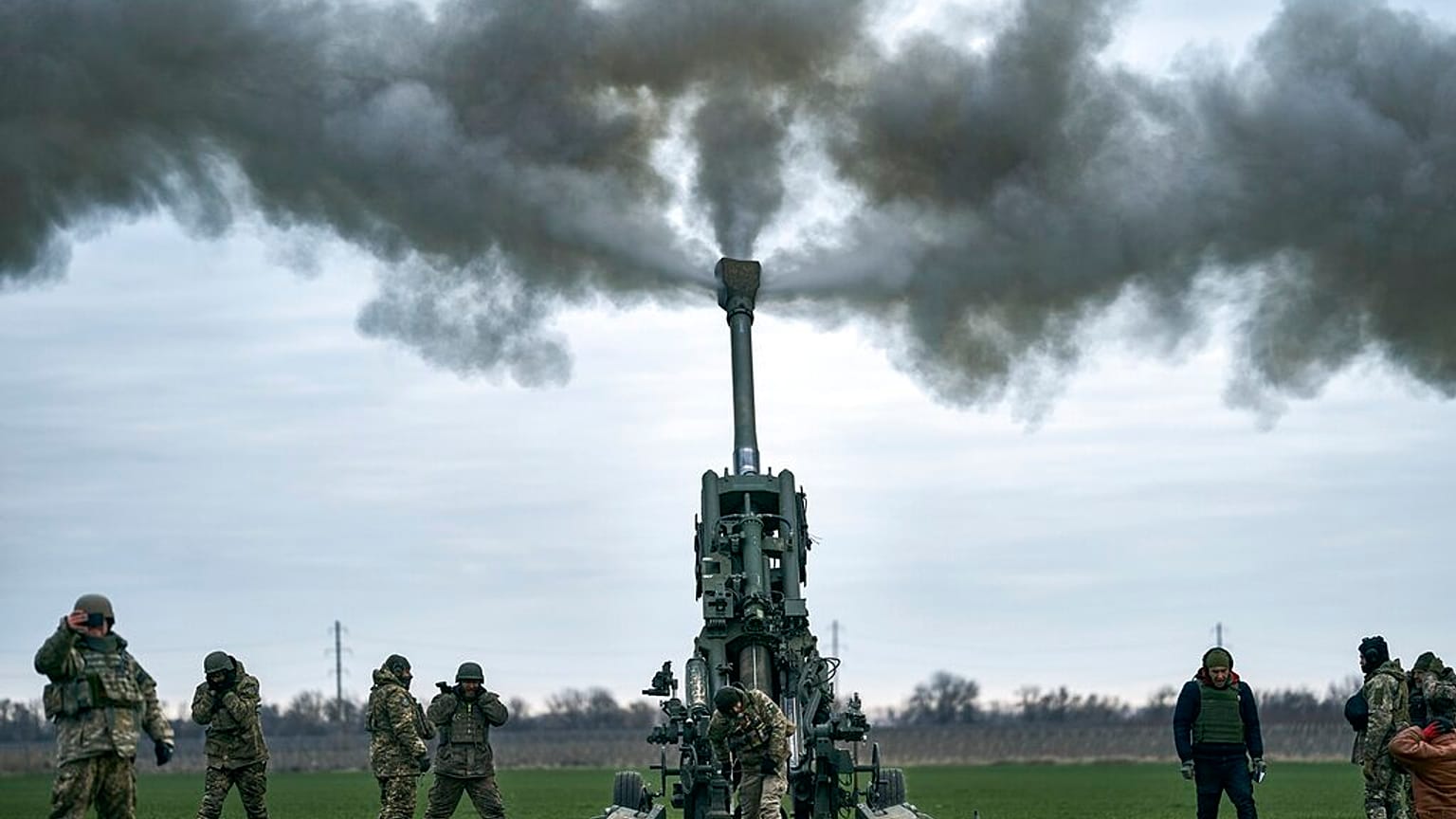 Archives : soldats ukrainiens utilisant un canon M777 dans la région de Kherson (sud-est de l'Ukraine), le 09/01/2023