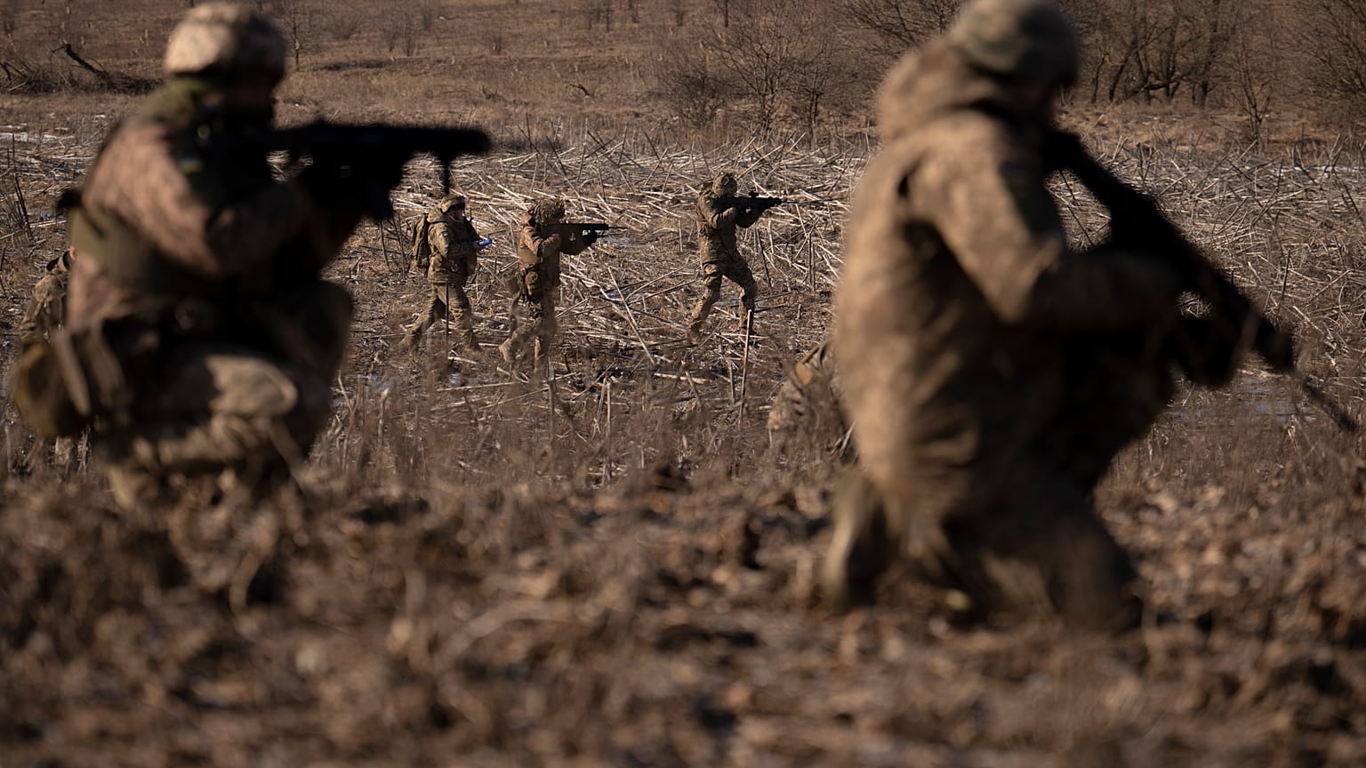 Militares ucranianos de la 3ª Brigada de Hierro de Tanques Separados disparan sus armas durante un ejercicio en el área de Kharkiv, Ucrania, jueves 23 de febrero de 2023.