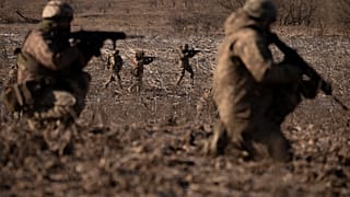 Militares ucranianos de la 3ª Brigada de Hierro de Tanques Separados disparan sus armas durante un ejercicio en el área de Kharkiv, Ucrania, jueves 23 de febrero de 2023.