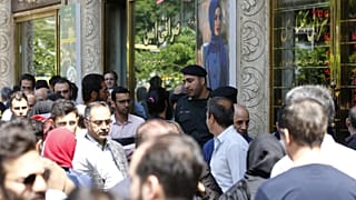 راسته مغازه‌های صرافی در خیابان فردوسی تهران