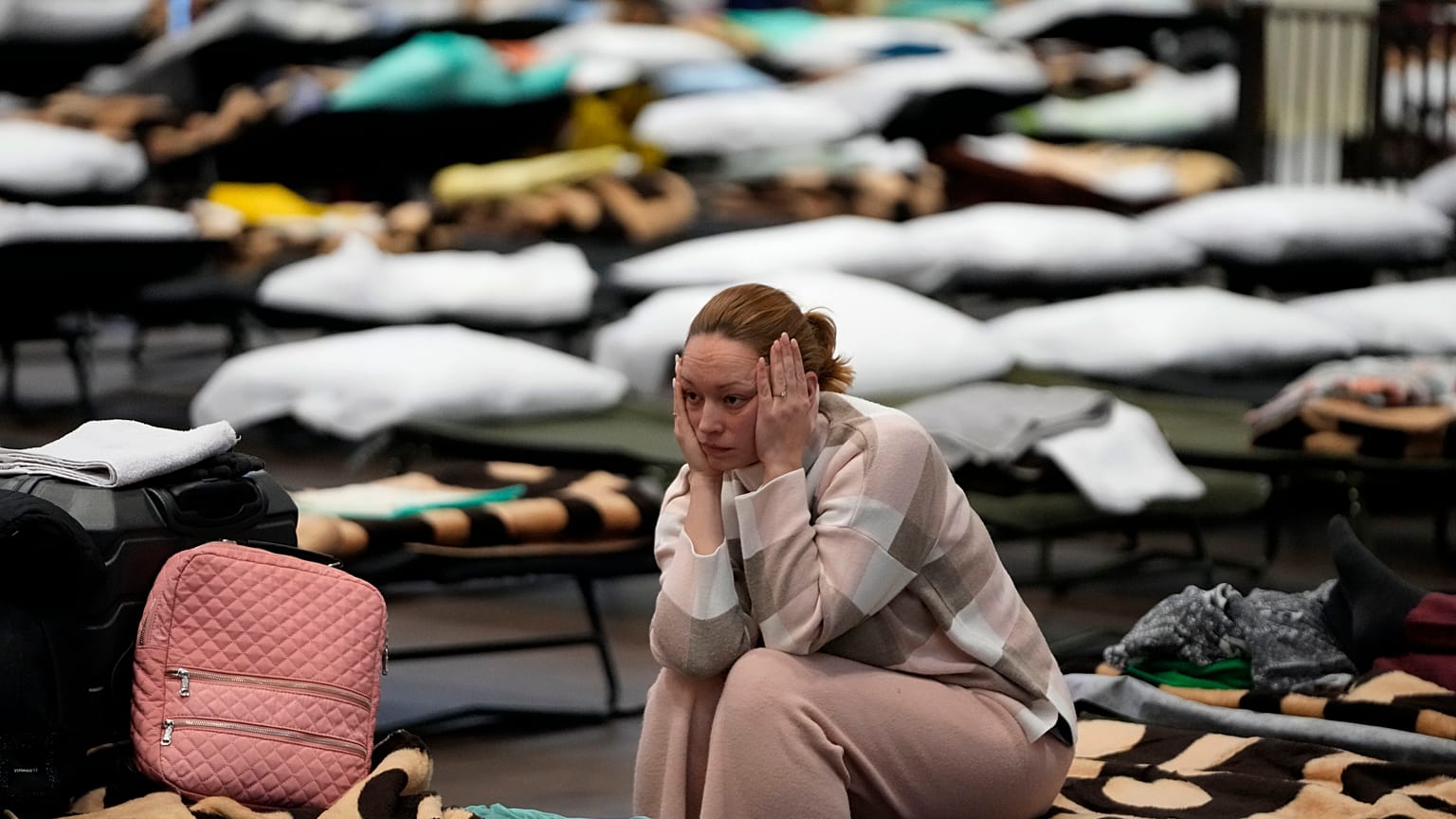 Une Ukrainienne dans un gymnase faisant office de centre pour réfugiés à Przemyśl en Pologne le 8 mars 2022