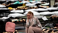 Une Ukrainienne dans un gymnase faisant office de centre pour réfugiés à Przemyśl en Pologne le 8 mars 2022