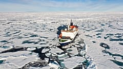 Illusztráció: a Polarstern nevű kutatóhajó halad a Sarki-tengeren 2011-ben 