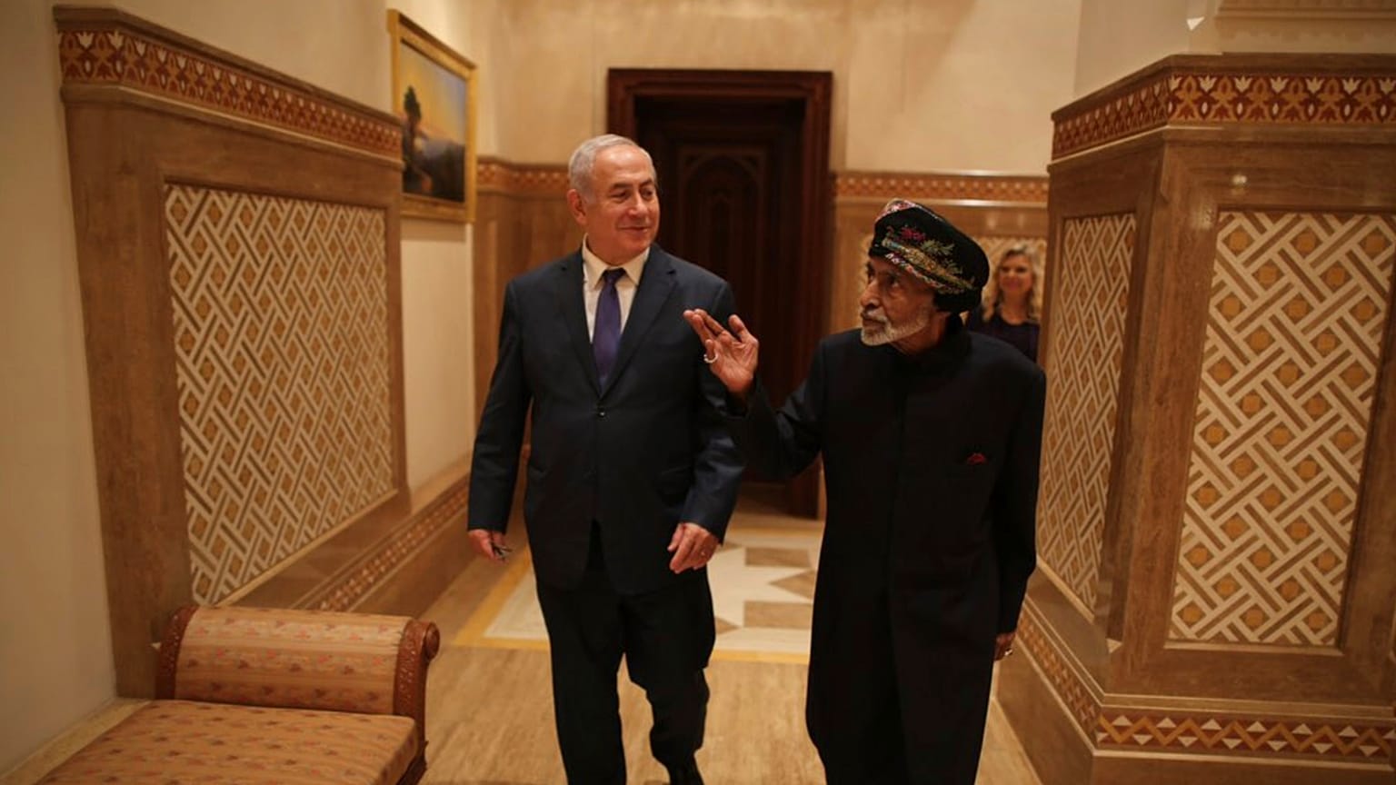 سلطان عمان الراحل قابوس بن سعيد ورئيس الوزراء الإسرائيلي بنيامين نتنياهو في مسقط. 26/10/2018