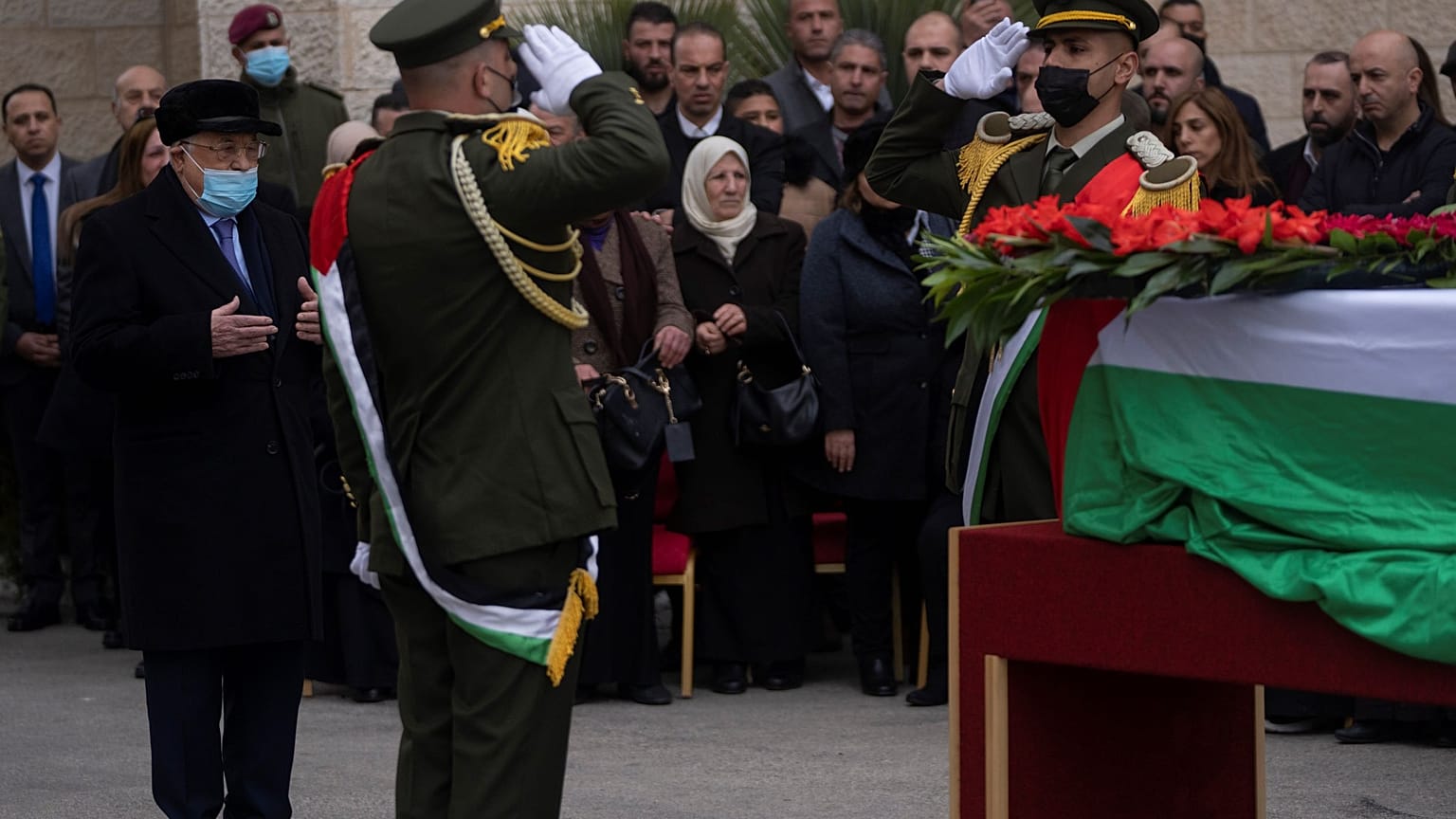 الرئيس الفلسطينيي محمود عباس في مقر الكقاطعة برام الله خلال تشييع جثمان القيادي أحمد قريع