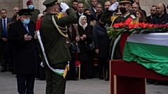 الرئيس الفلسطينيي محمود عباس في مقر الكقاطعة برام الله خلال تشييع جثمان القيادي أحمد قريع