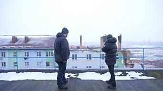 Igor Tkachuk, residente em Buzova, na Ucrânia, com a repórter da Euronews, Valérie Gauriat, 