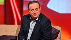 Dunai Tamás színművész a Hogy volt?! című tv-műsor felvételén, az MTVA Kunigunda utcai gyártóbázisának SZOP stúdiójában 2019-ben