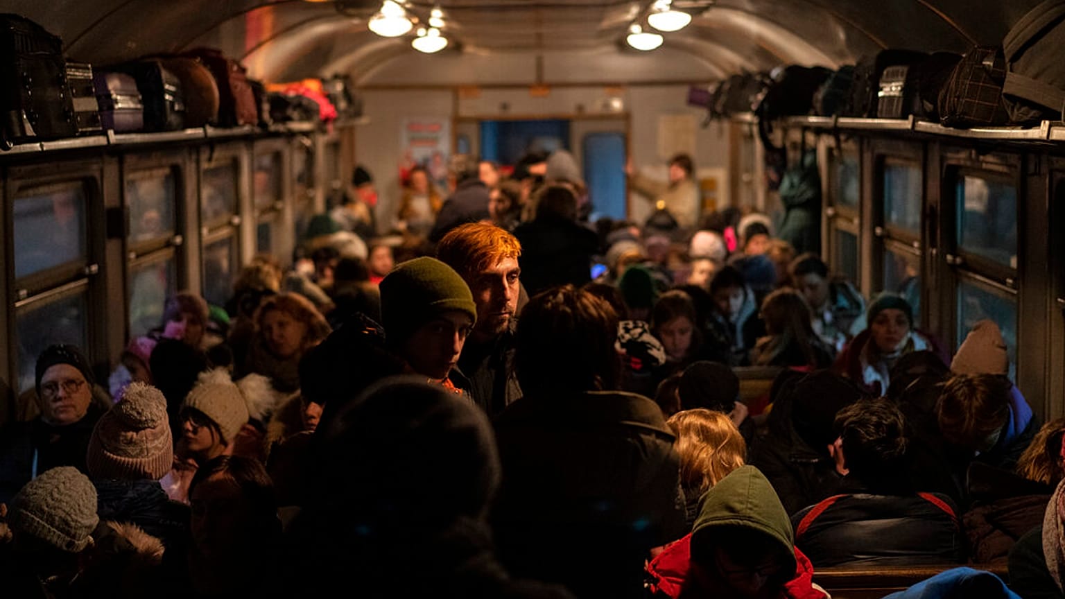 Sfollati ucraini a bordo di un treno diretto in Polonia a Leopoli, Ucraina occidentale, domenica 13 marzo 2022