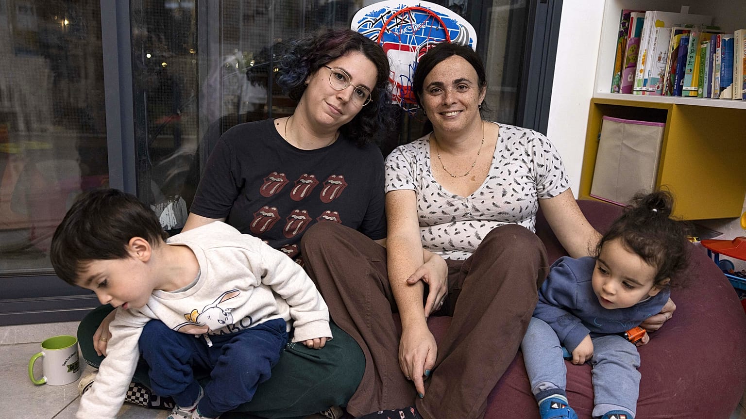 يائيل راشلين، امرأة متحولة جنسياً، مع شريكتها هادار 