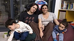 يائيل راشلين، امرأة متحولة جنسياً، مع شريكتها هادار 