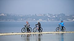 Ein Pfad führt auf die mitten im Gardasee liegende Insel San Biagio