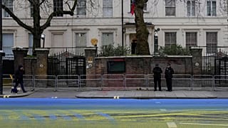 Londra'da protestocu Rus Büyükelçiliği'nin önündeki yolu Ukrayna bayrağının renklerine boyadı