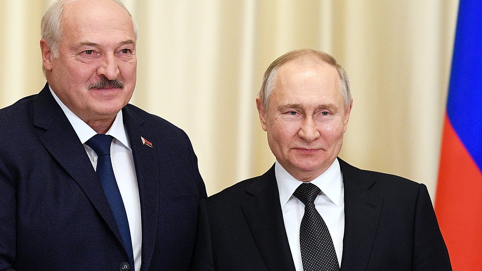 El presidente bielorruso, Alexander Lukashenko, y el presidente ruso, Vladímir Puitn, posan para una foto tras una reunión bilateral el 17 de febrero de 2023. 