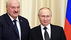 El presidente bielorruso, Alexander Lukashenko, y el presidente ruso, Vladímir Puitn, posan para una foto tras una reunión bilateral el 17 de febrero de 2023. 
