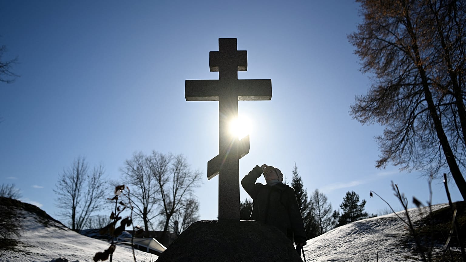 الأوكرانية فالنتينا لابكو التي تعيش في بيلاروس ترسم إشارة الصليب على وجهها بالقرب من العاصمة مينسك