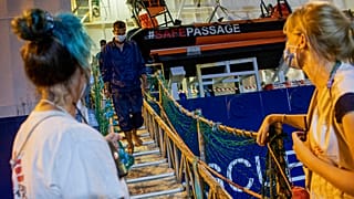 Akdeniz'de bir yardım gemisiyle kurttardığı göçmenleri talya'nın Sicilya Adası'ndaki bir limana indirdi / Arşiv