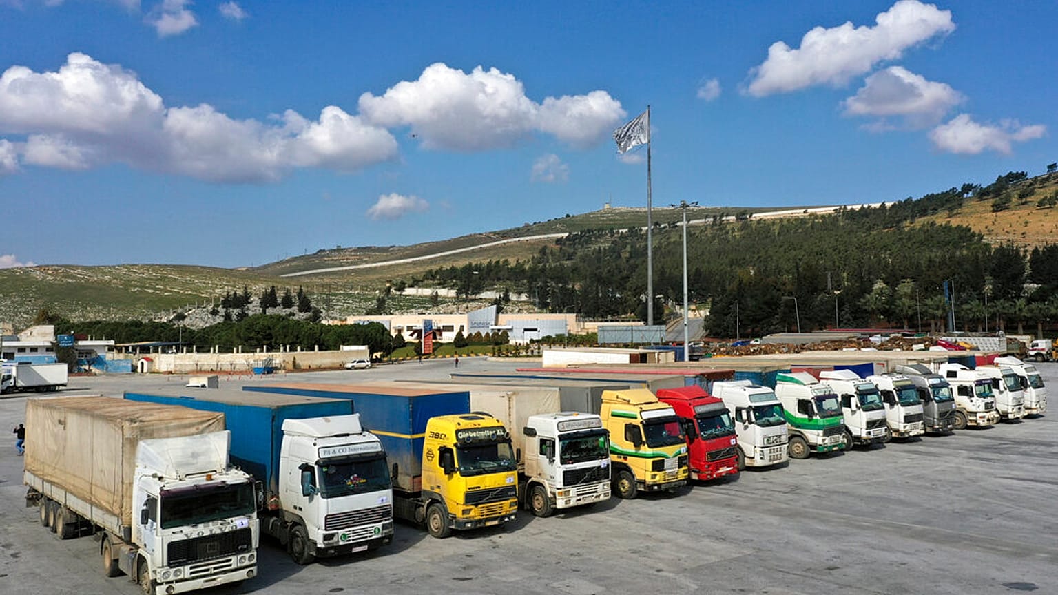 Cilvegözü kapısında Suriye'ye geçmeyi bekleyen BM yardım tırları