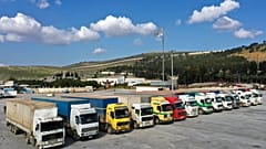 Cilvegözü kapısında Suriye'ye geçmeyi bekleyen BM yardım tırları