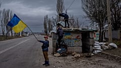 Ουκρανική σημαία μπροστά από σημείο ελέγχου μετά την ρωσική εισβολή
